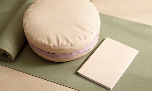 ヨガ初心者向けにマットとクッションとガイドブックを並べたセット
